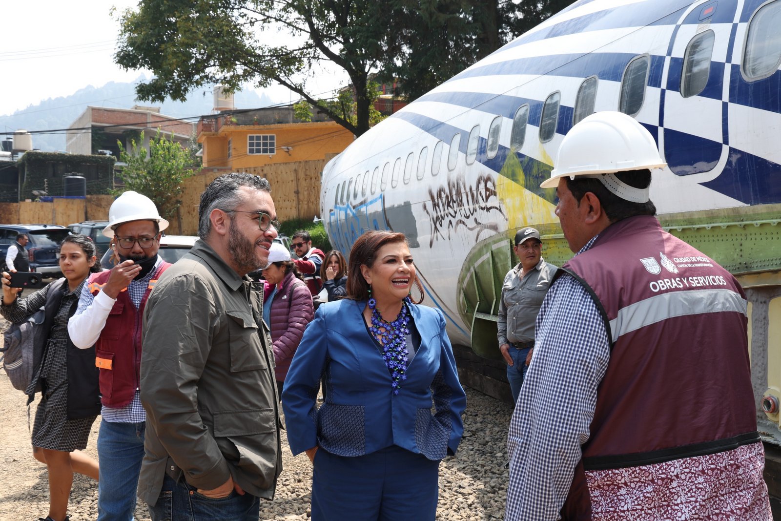02 VISITA CLARA BRUGADA OBRAS DE UTOPÍA EN LA MAGDALENA CONTRERAS CELEBRA LA LLEGADA AL LUGAR DEL FUTURO AVIÓN BIBLIOTECA..jpg