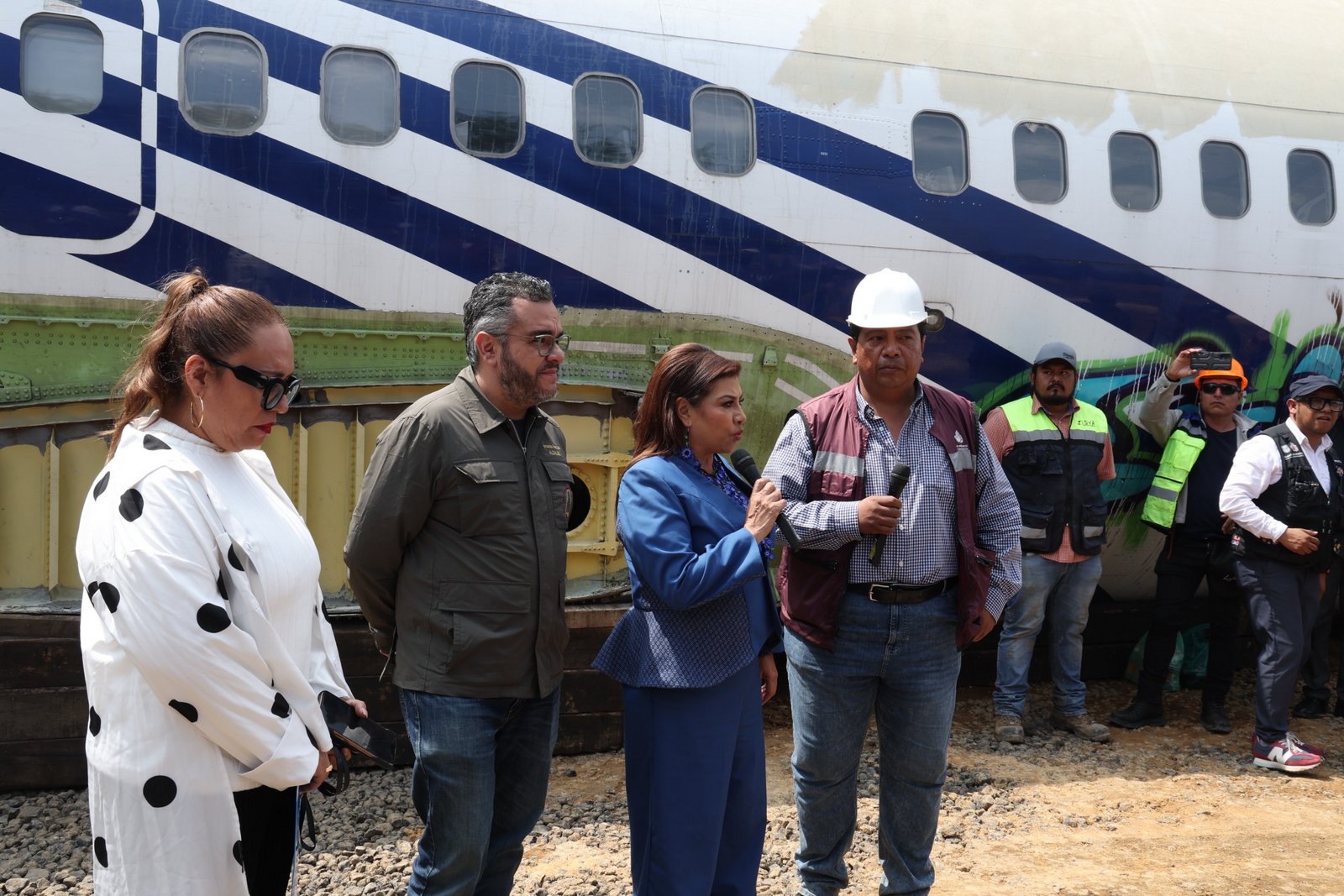 03 VISITA CLARA BRUGADA OBRAS DE UTOPÍA EN LA MAGDALENA CONTRERAS CELEBRA LA LLEGADA AL LUGAR DEL FUTURO AVIÓN BIBLIOTECA..jpg