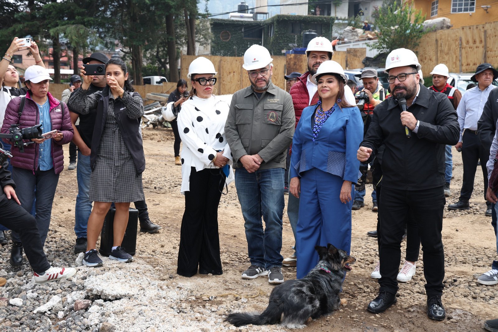 04 VISITA CLARA BRUGADA OBRAS DE UTOPÍA EN LA MAGDALENA CONTRERAS CELEBRA LA LLEGADA AL LUGAR DEL FUTURO AVIÓN BIBLIOTECA..jpg