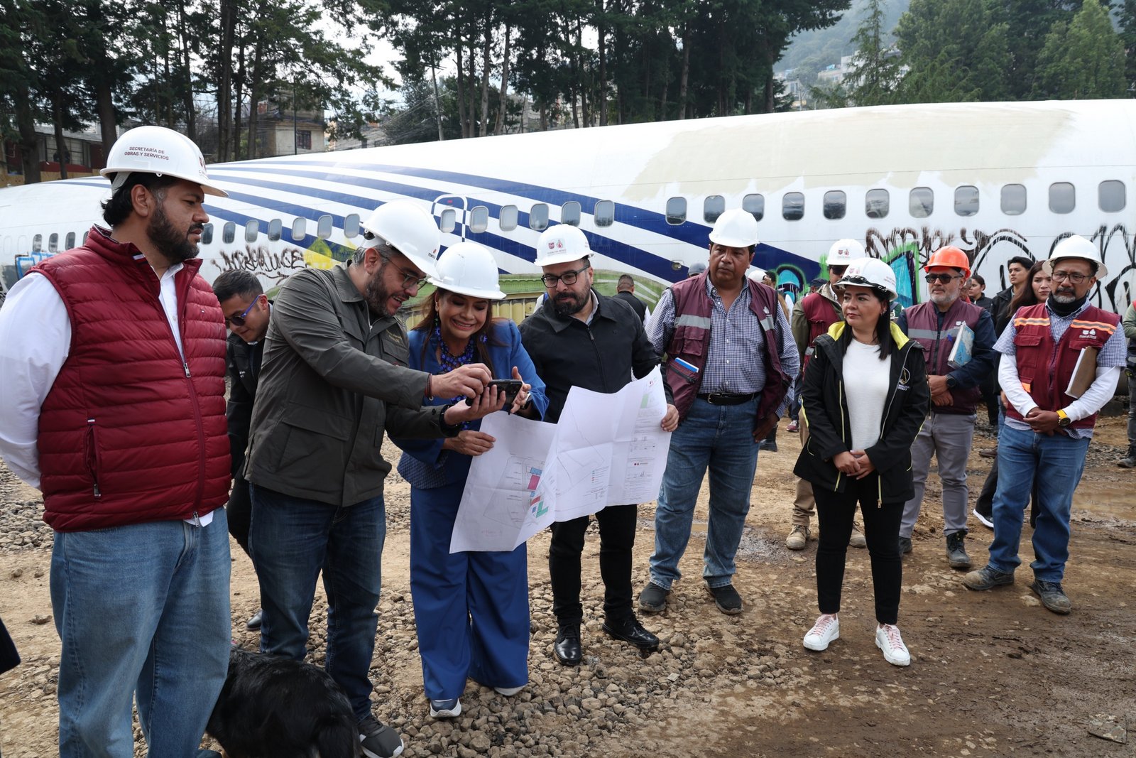 06 VISITA CLARA BRUGADA OBRAS DE UTOPÍA EN LA MAGDALENA CONTRERAS CELEBRA LA LLEGADA AL LUGAR DEL FUTURO AVIÓN BIBLIOTECA..jpg